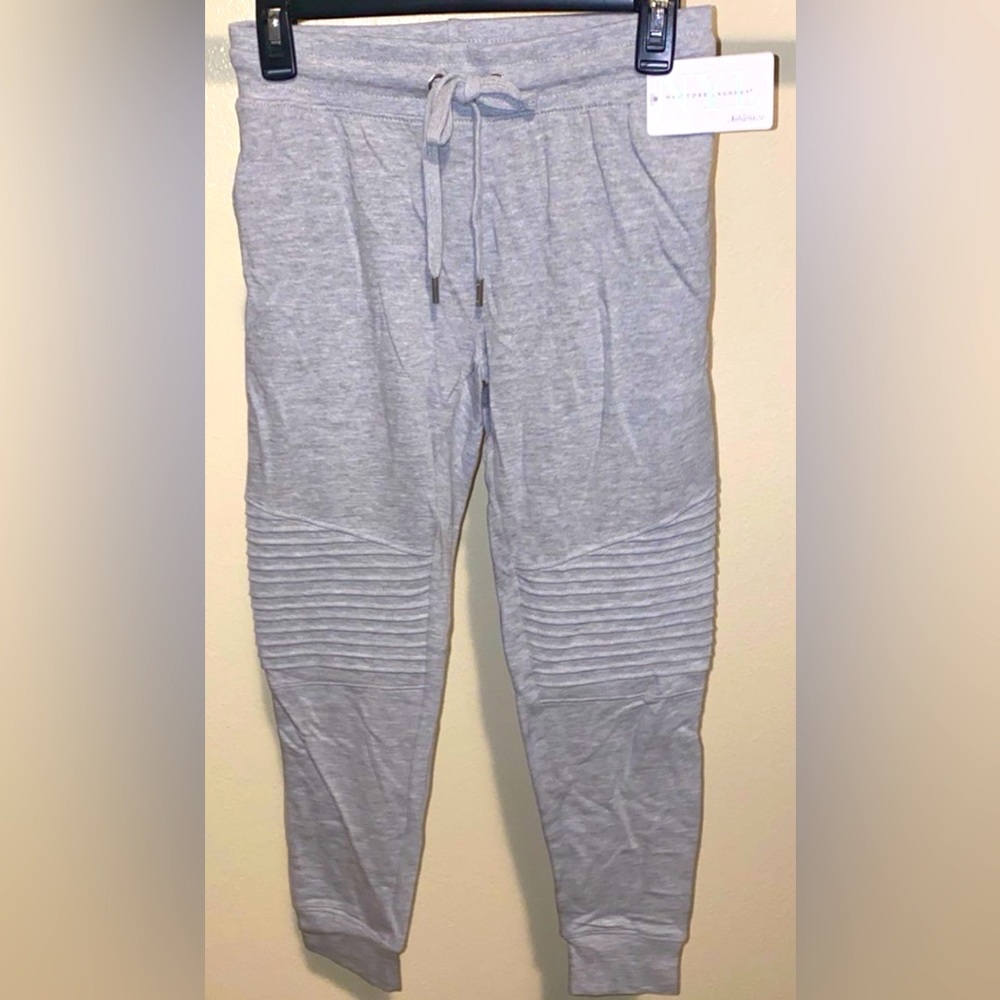 New York Laundry Athleisure Grey Crop Athletic Pants size S

$48 New